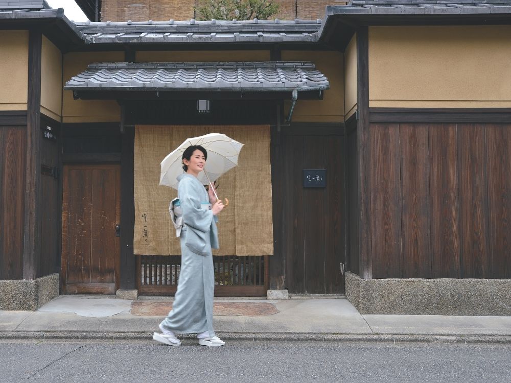 色無地を着たモデルの画像