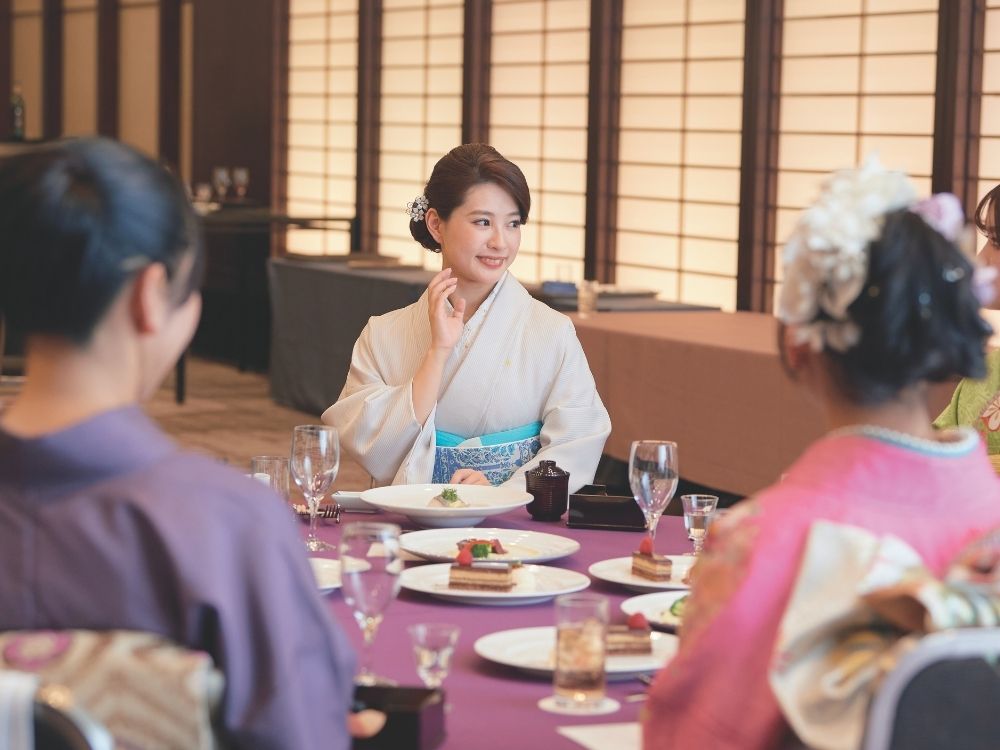 色無地を着て食事をしている様子