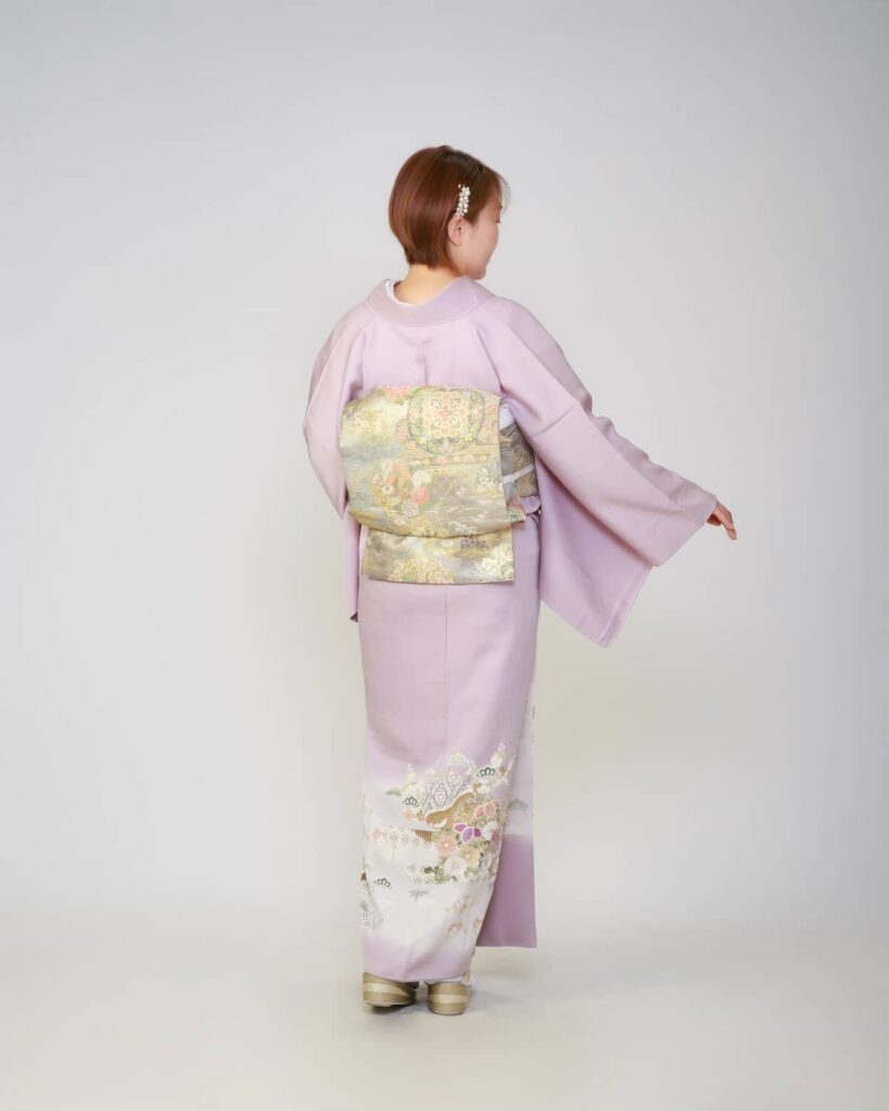 色留袖 後ろ向き