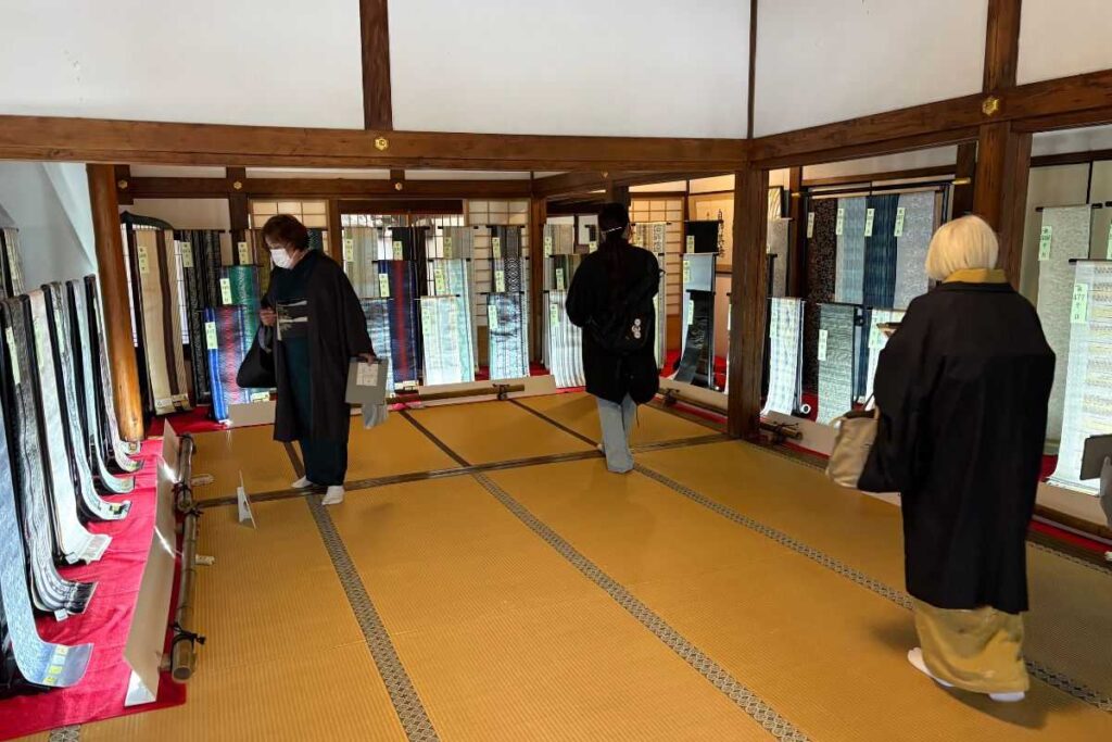 帯が並んでいる画像