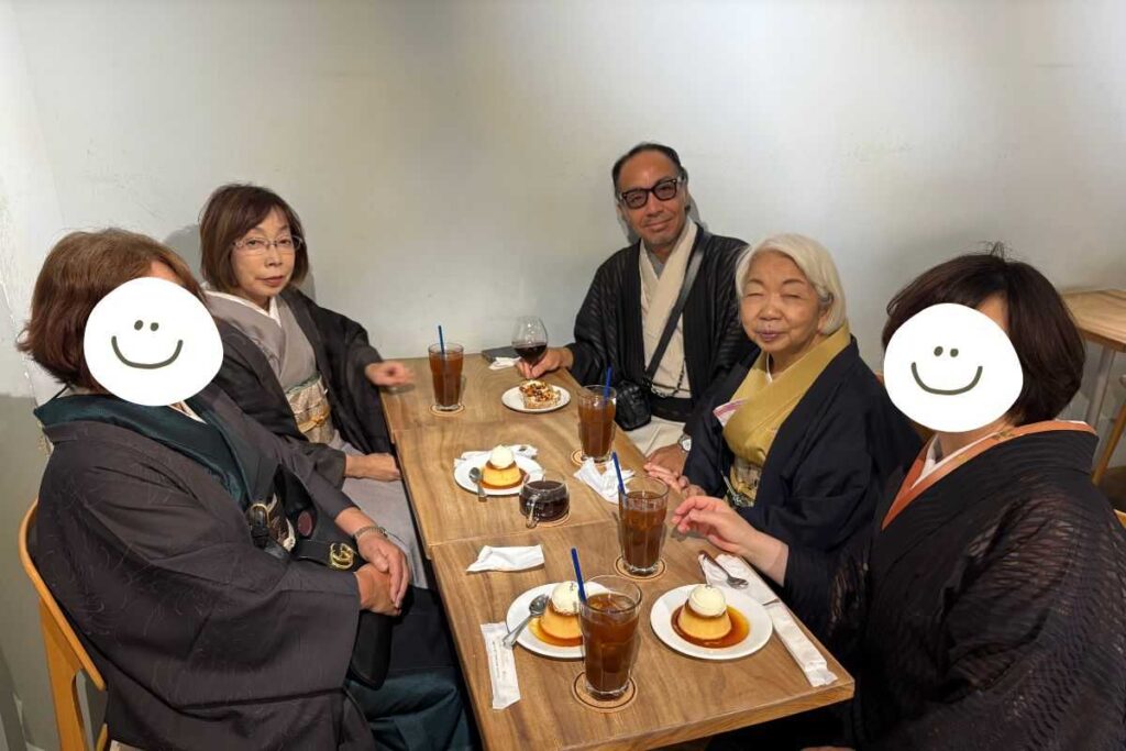 カフェでプリンとコーヒーを楽しむ様子