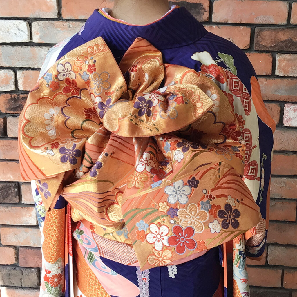 こんなに表情豊かな帯結び 振袖 後ろ姿の顔は帯 Kimonoしゃなり