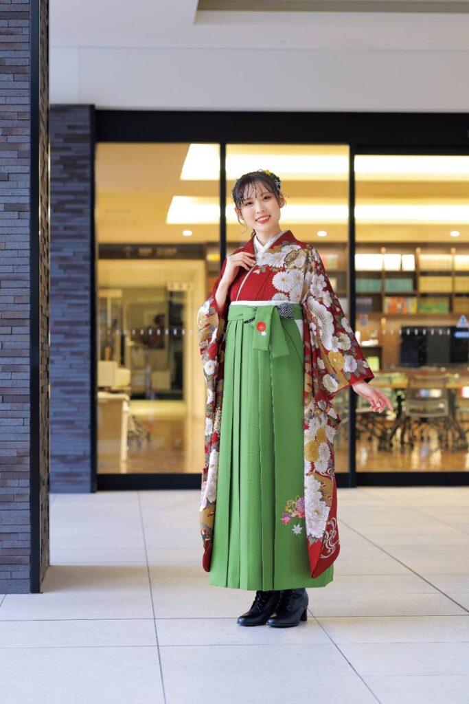 袴を着ているモデルの画像