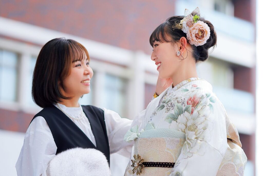 振袖モデルと母の画像